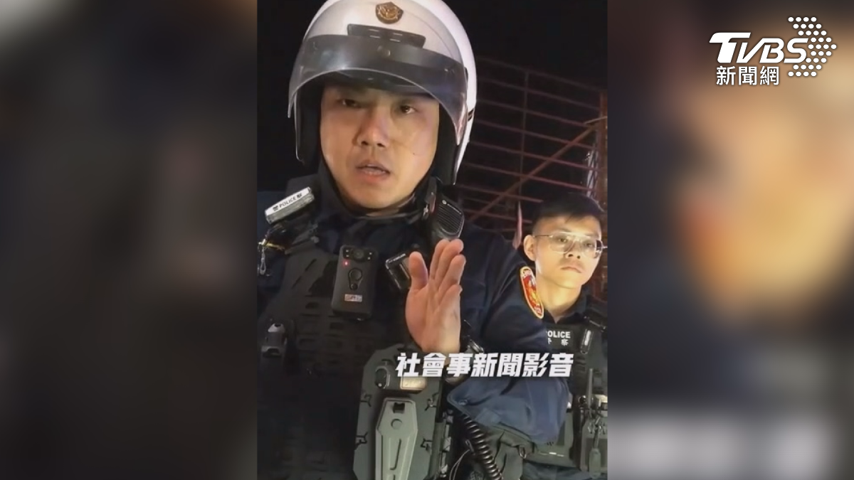駕駛一開口就質疑員警在刁難他，但員警踩很硬，把法條都拿出來，不斷要求駕駛配合酒測（圖／翻攝社會事影音）