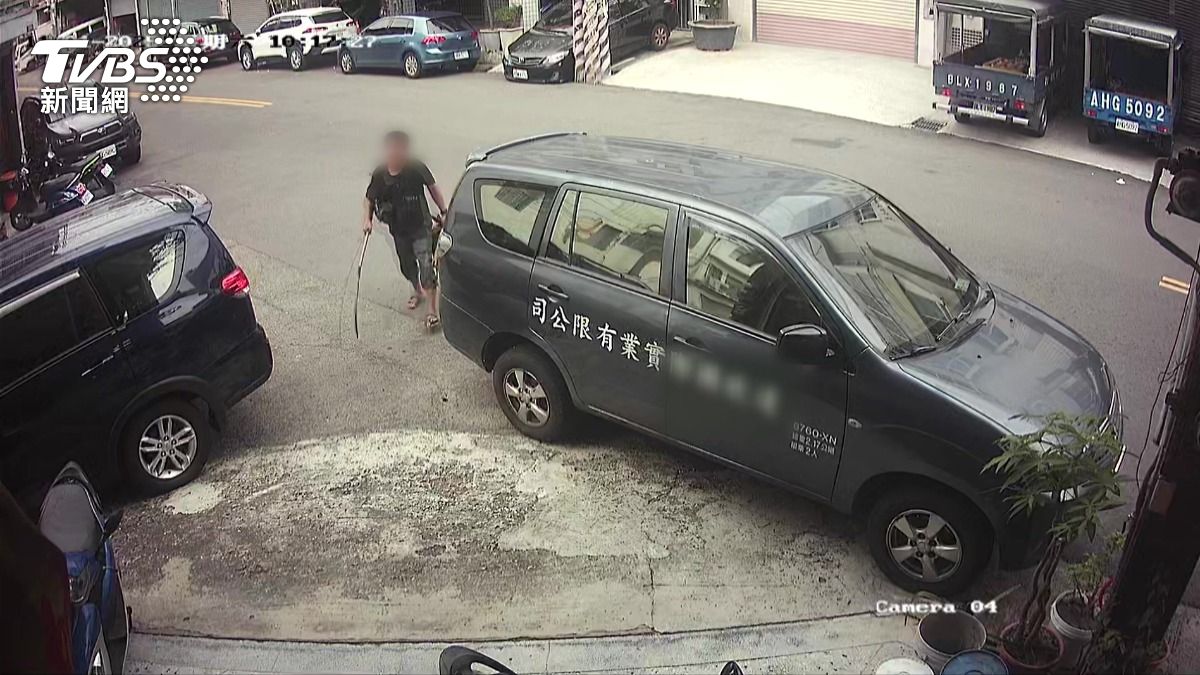 超氣！愛車被砸 車主怒壓嫌 飆「車惹到你嗎」 。(圖／民眾提供)