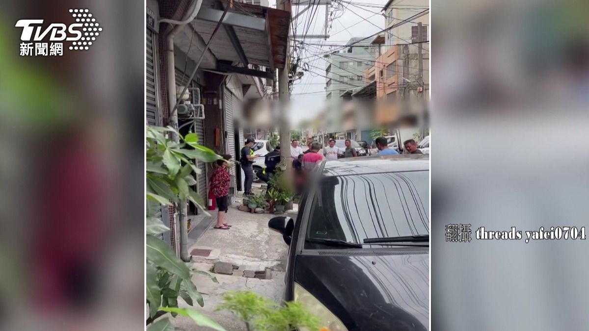 員警趕到現場後立即勸導車主鬆手，將莊姓嫌犯交由警方處理。(圖／民眾提供)