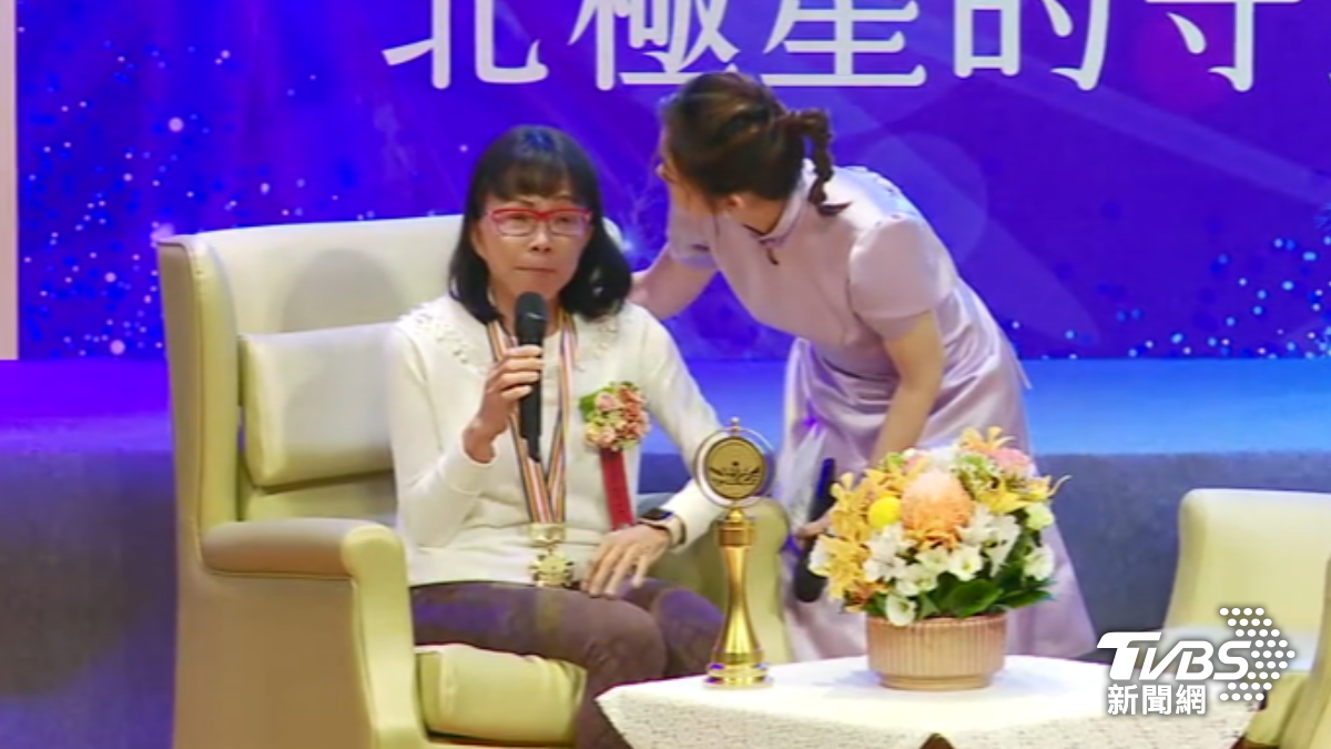 林芳郁獲醫奉獎特殊貢獻,妻林靜芸代領淚謝。(圖/TVBS)