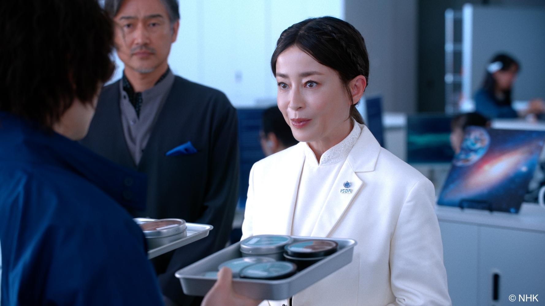 宮澤理惠飾演ISDA頂尖菁英,負責指揮火星撤退計畫。(圖/Hami Video提供)