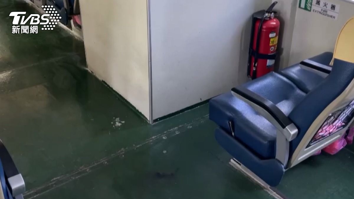 行動電源爆炸，船艙走道上，也剝落出現一塊白白的，還留有燒焦的痕跡，一旁座位角落就放一支滅火器剛好能即時滅火（圖／TVBS）