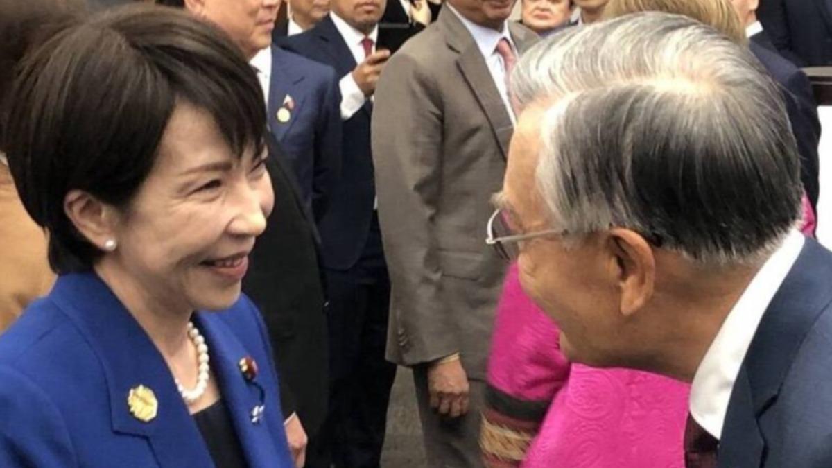 高市早苗在 APEC 開幕日與總統府資政林信義在休息室互相問候。（圖／翻攝 X @takaichi_sanae）