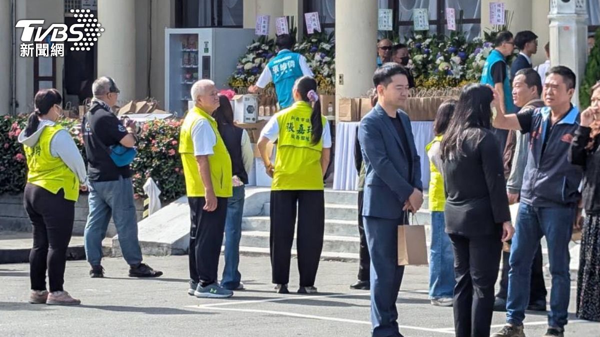 民進黨新北市議員張嘉玲日前帶助理出席告別式。（圖／TVBS）