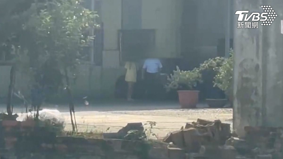 台南關廟有一位自稱林老師的密醫,宣稱能治療各種病症,花了2400元,竟然都是處方用藥的抗生素,懷疑是違法密醫(圖/TVBS)