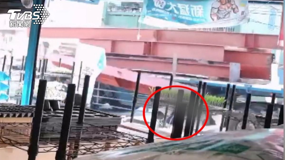車上鋼筋掉落,差點砸在一旁兩姊弟身上,嚇得他們連忙往旁邊逃開。(圖/TVBS)