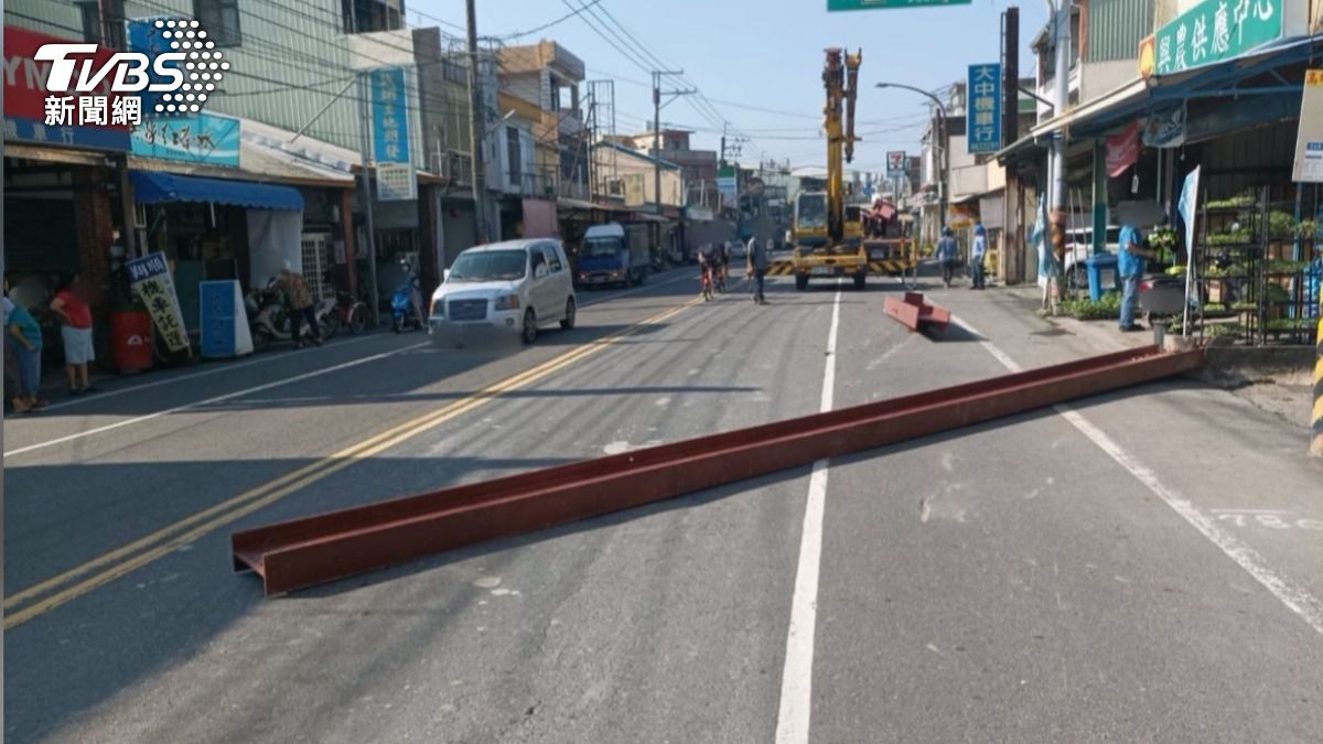 5公尺長的H型鋼筋掉卡在車道上,更直接把民宅前石墩砸碎。(圖/TVBS)