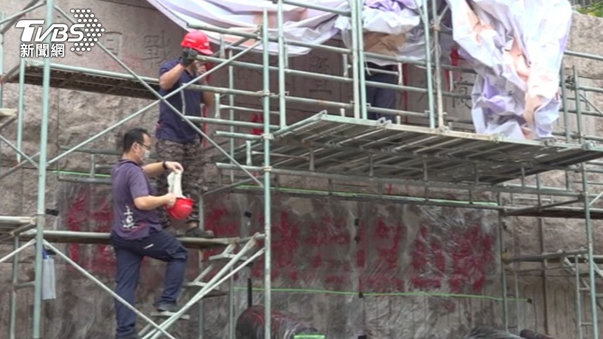 中山堂台灣光復紀念碑，遭人噴紅漆。（圖／TVBS）