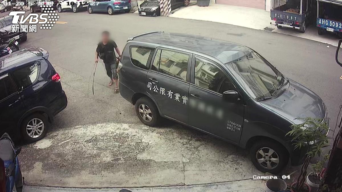街友雙棍狂砸7輛車！女目擊者驚遭追逐　熱心民眾壓制救人。(圖／TVBS)