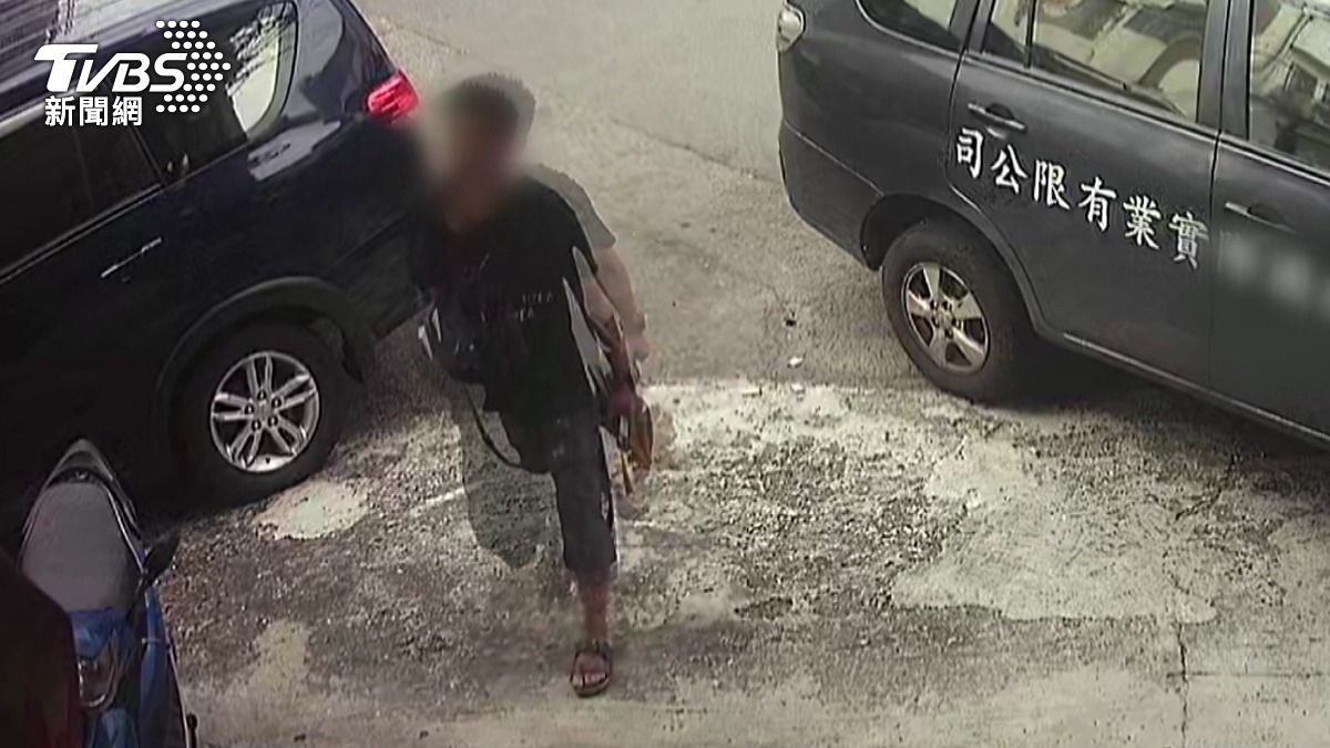 走到店家門口似乎對屋內人員嗆聲。(圖／TVBS)