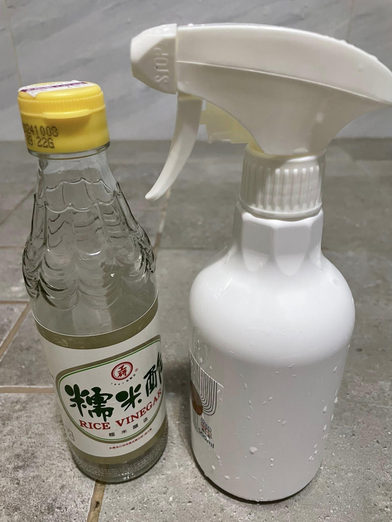 網友分享,白醋與水比例1︰1可清潔浴室玻璃的皂垢。(圖/翻攝自臉書社團我愛全聯-好物老實說)