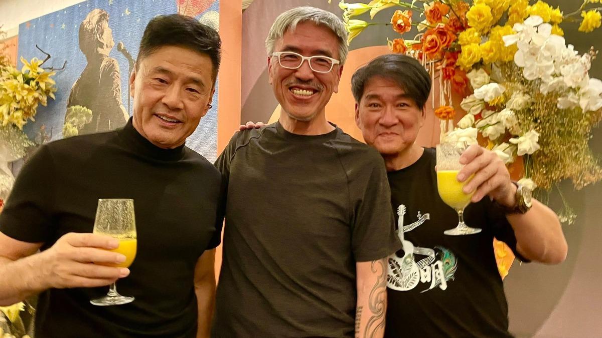 屠穎先前擔任周華健(右)演唱會樂手。(圖/翻攝自屠穎臉書)