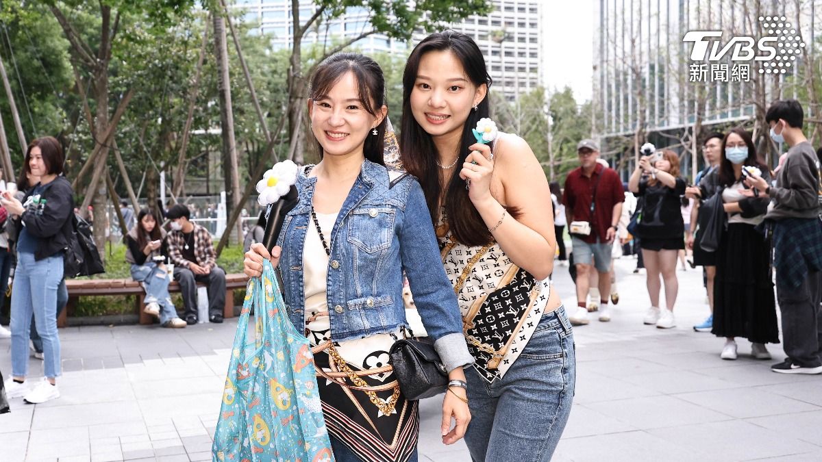 媽媽帶著女兒一起追星。(圖/張哲鳴攝)