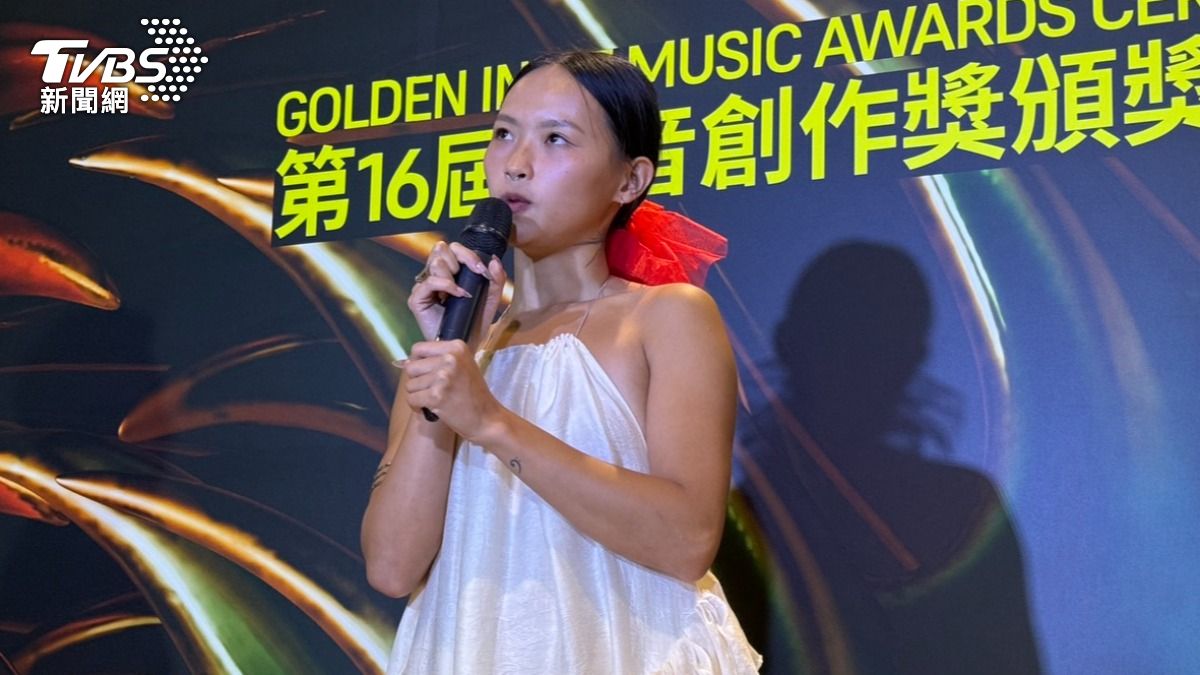 女歌手金音獎拿獎卻出事 自爆扯壞禮服「X頭露出」嚇傻了