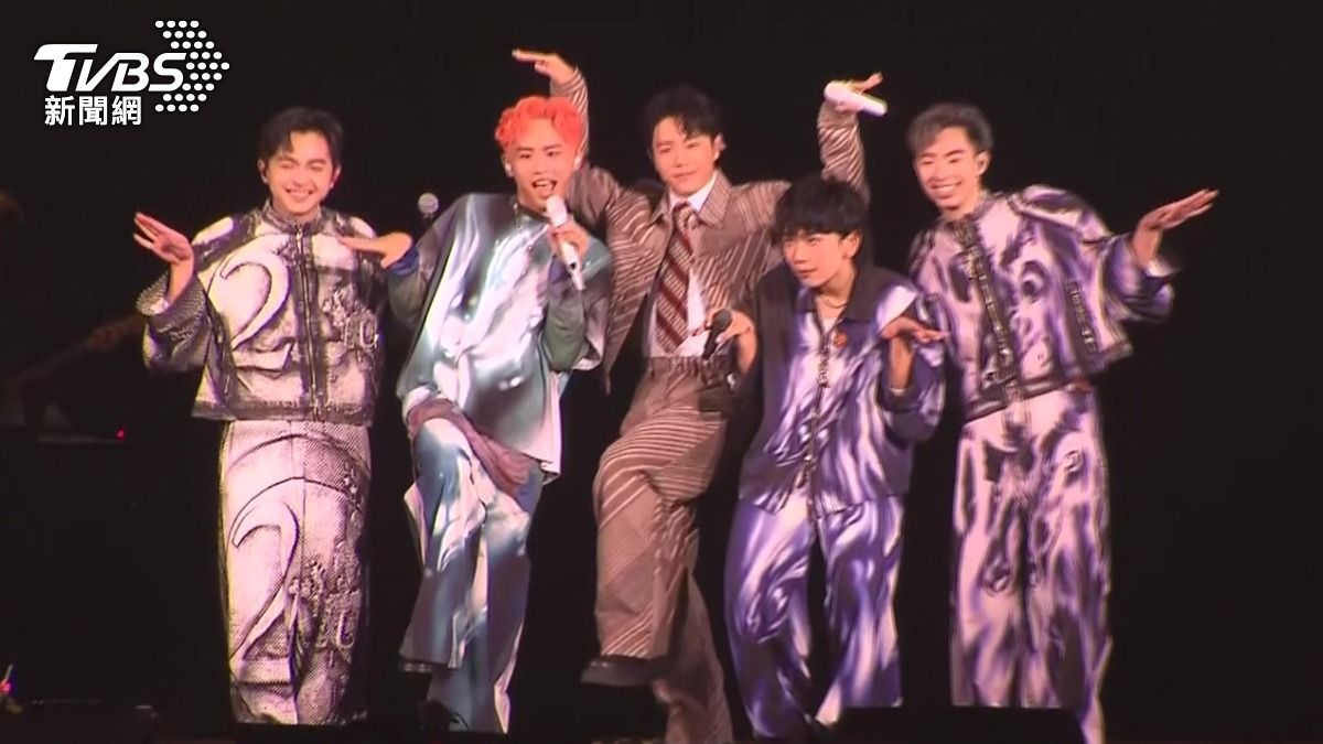 理想混蛋八周年攻上小巨蛋,韋禮安亂入變「理想鳥蛋」。(圖/TVBS)