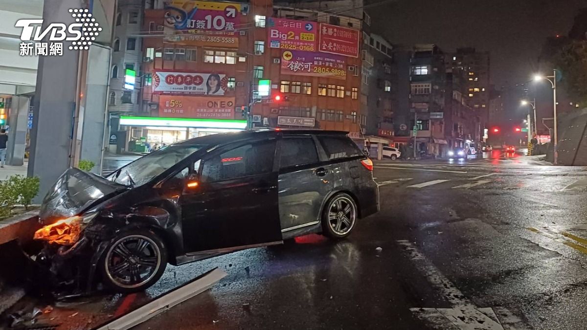 BMW與廂型車碰撞。(圖/TVBS)