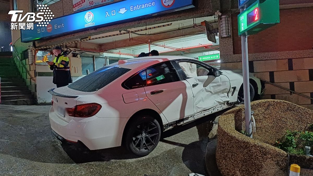 BMW車身毀損。(圖/TVBS)