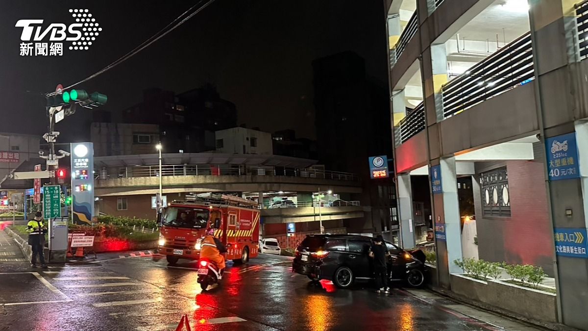 事發在淡水停車場外。(圖/TVBS)