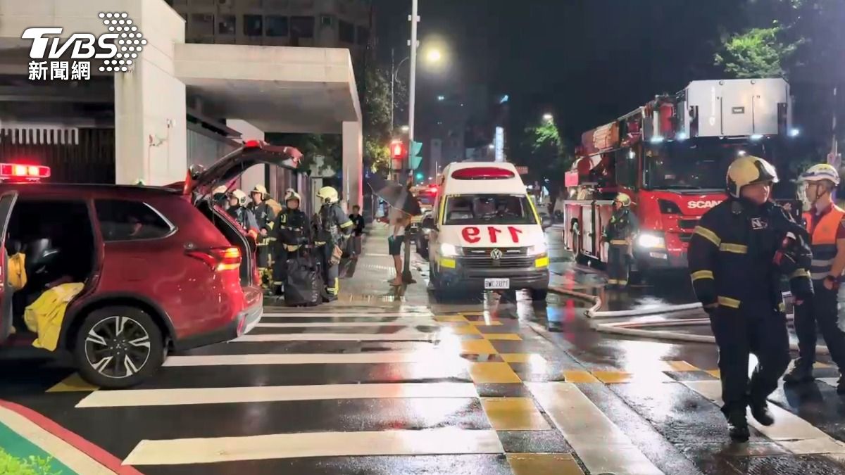 火災耗時3個半小時撲滅。(圖/TVBS)
