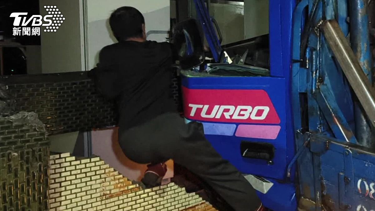 貨車直接撞破圍牆。(圖/TVBS)