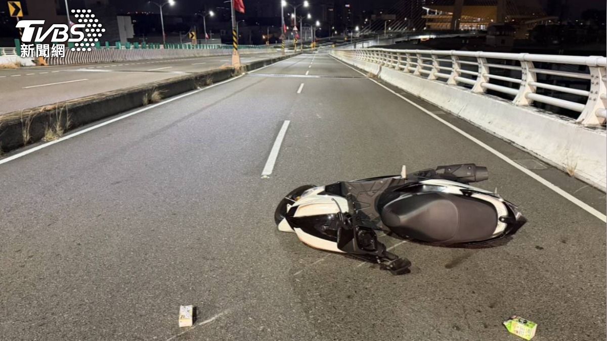 有片/台中死亡車禍!無照猴雙載撞安全島 乘客噴飛爆頭慘死