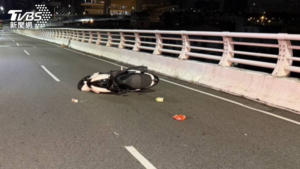林女無照上路自撞安全島，乘客胡男噴飛慘死。（圖／TVBS）