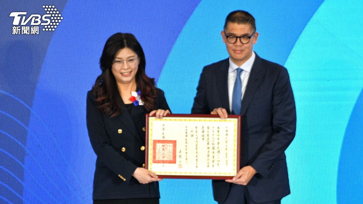 連勝文卸任曝血淚:對得起國民黨了!送鄭麗文《獵魔女團》這歌