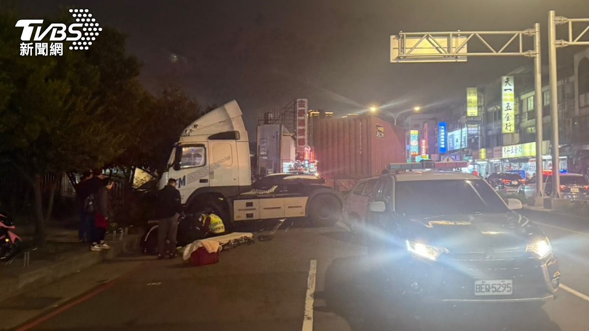 疑身體不適失控!桃園貨櫃車「衝撞5車+警車」 駕駛意識不清送醫