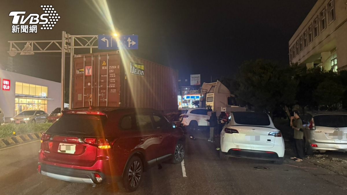 貨櫃車連續衝撞5部民用車輛、1部警用巡邏車及路邊變電箱。（圖／TVBS）