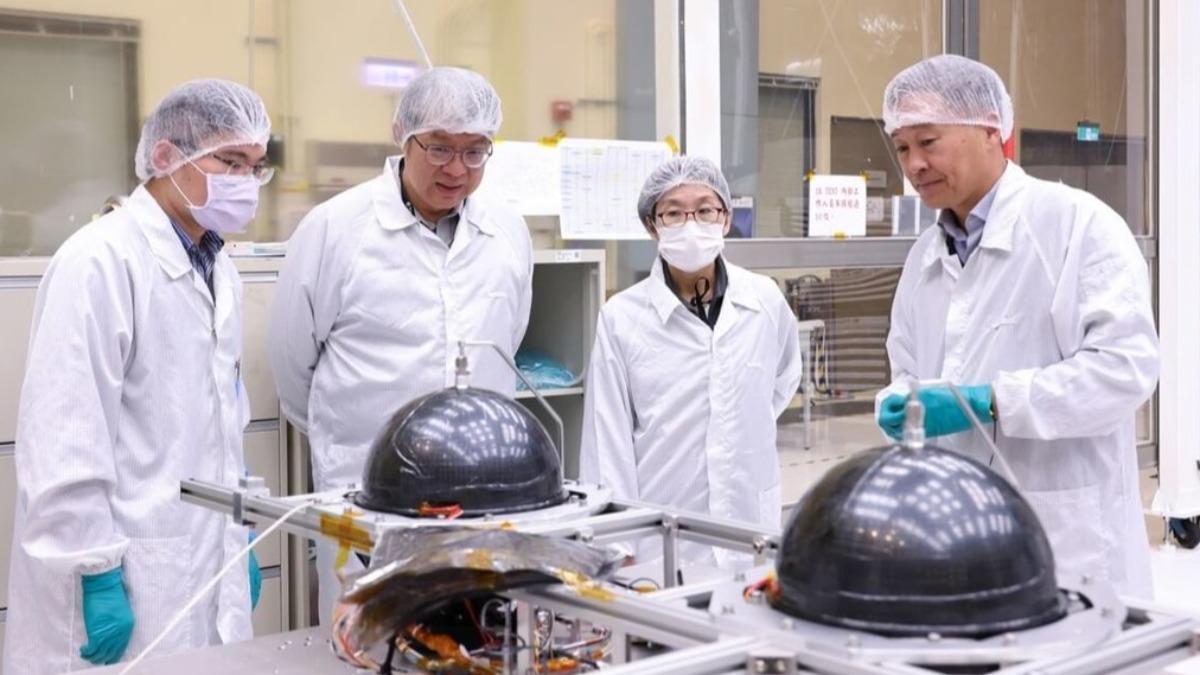 福衛八號使用無毒的過氧化氫推進系統,人員操作安全性較高,成本也較低。福八計畫主持人劉小菁(右2)與團隊進行討論。(圖/中央社、國家太空中心提供)