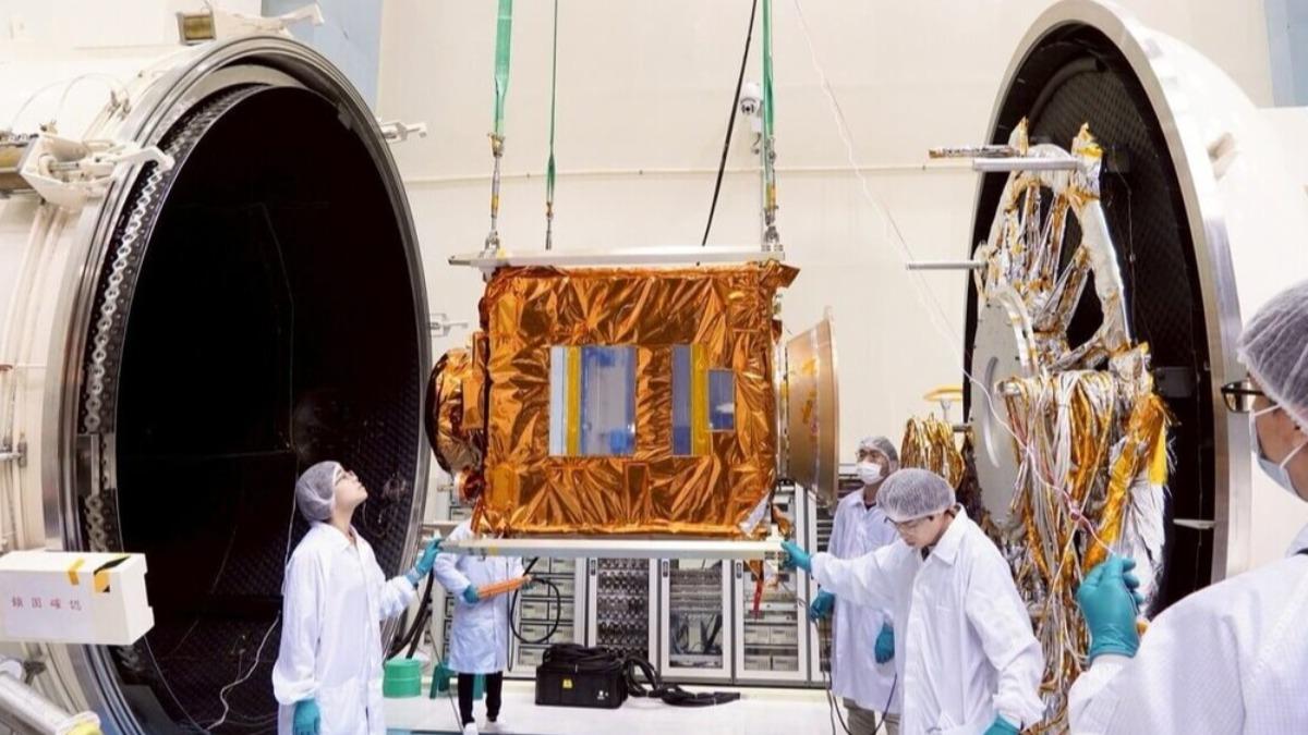 福衛八號首顆衛星「齊柏林衛星」的組裝與測試總時程花了近2年,通過層層關卡後,10月起運至美國加州,將發射升空。(圖/中央社、國家太空中心提供)