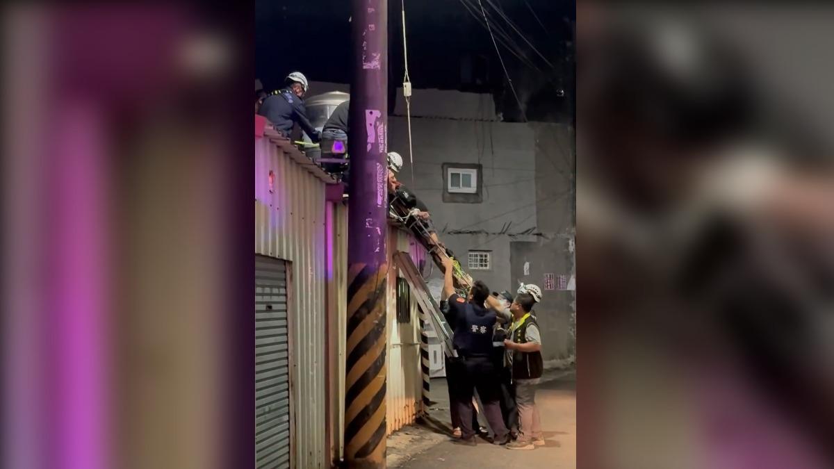 醉酒男爬上屋頂呼呼大睡，警消出動鋁梯將他從屋頂垂吊救援下來。（圖／翻攝Threads_0229）