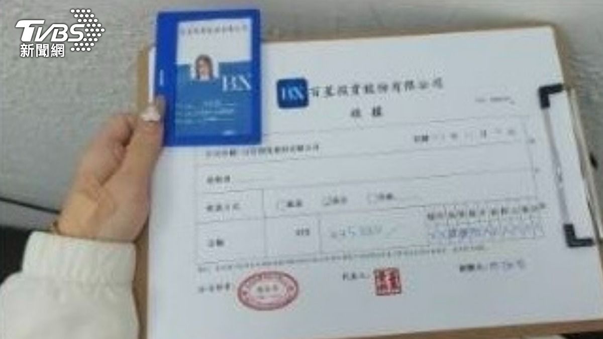 警方查扣假證件、收據。（圖／TVBS）