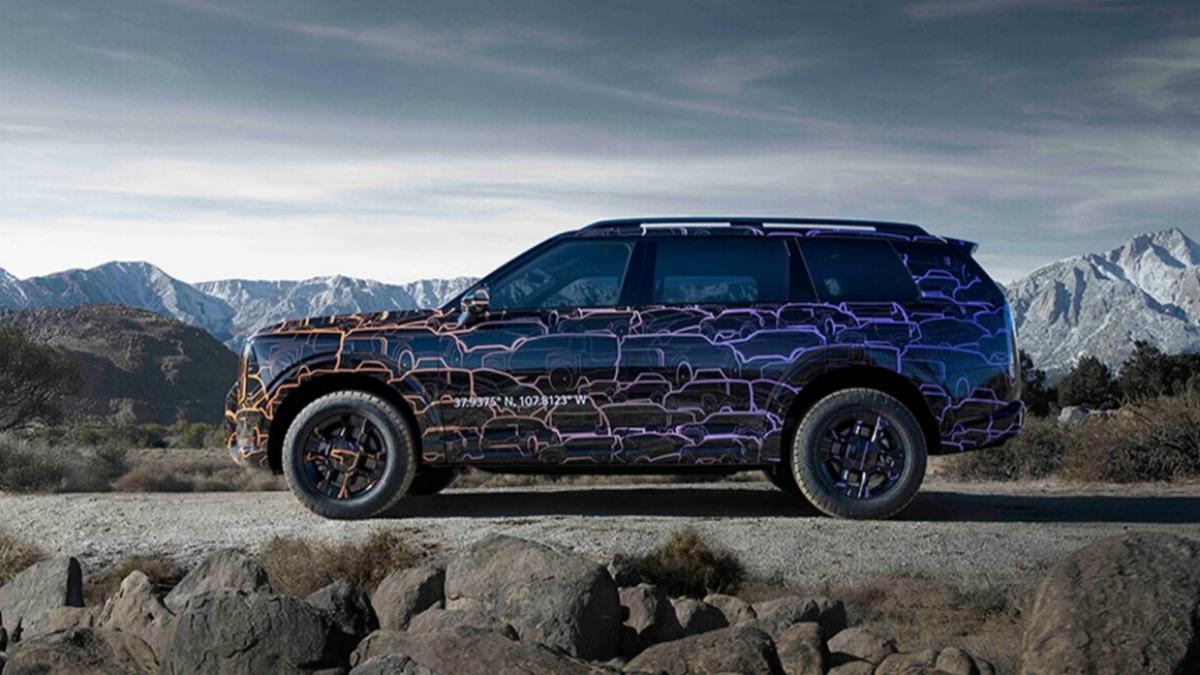 全新釋出的Kia Telluride偽裝車還設有小彩蛋,特地於車門上設置美國Telluride小鎮座標。(圖/Kia)