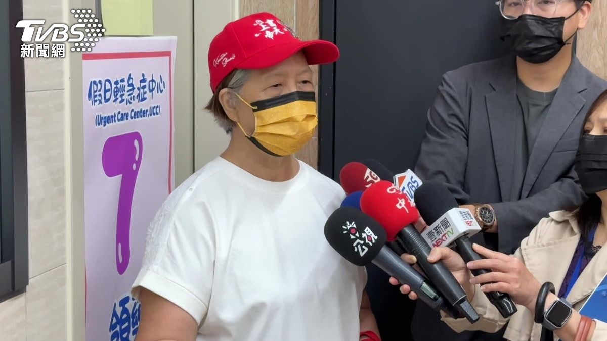 看診民眾表示,假日急症中心整體醫療費用比較便宜。(圖/TVBS)