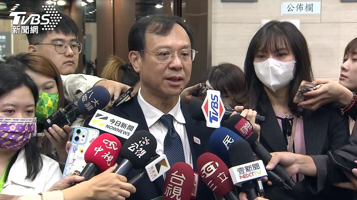 針對假日急症中心可能成效不彰等質疑,衛福部長石崇良表示,現在都處於觀察期,重點放在明年春節9天連假,希望可以發揮作用。(圖/TVBS)