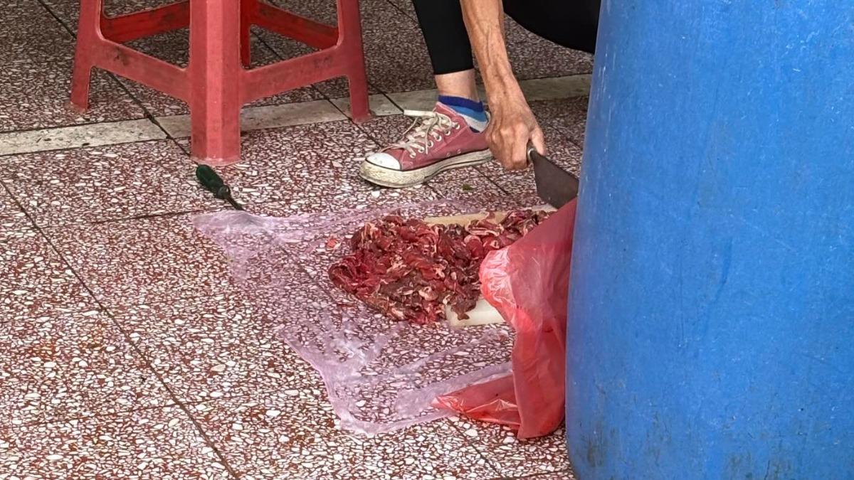 台南知名羊肉店在地處理食材被網友直擊。（圖／thread@cyun_o3og授權）