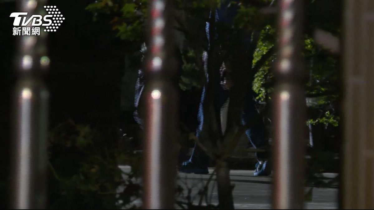 工廠老闆殺親母!砍死老媽「兒目睹血案」 車被砸爛。(圖/TVBS)