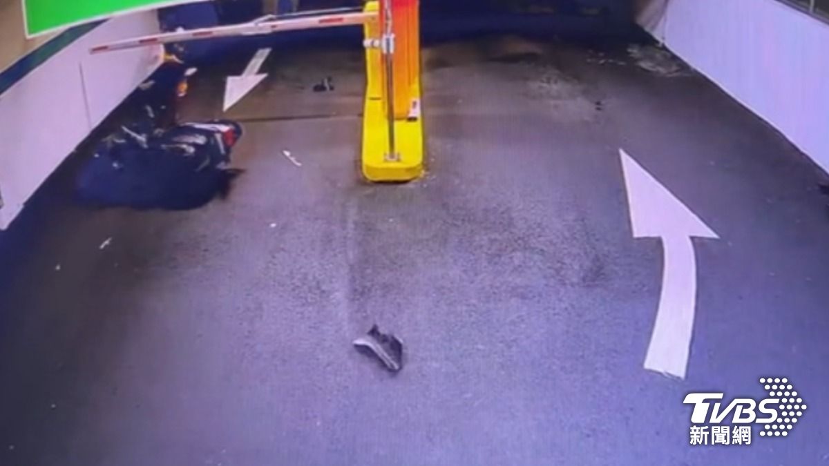 無辜女騎士遭撞飛,機車零件四散。(圖/TVBS)