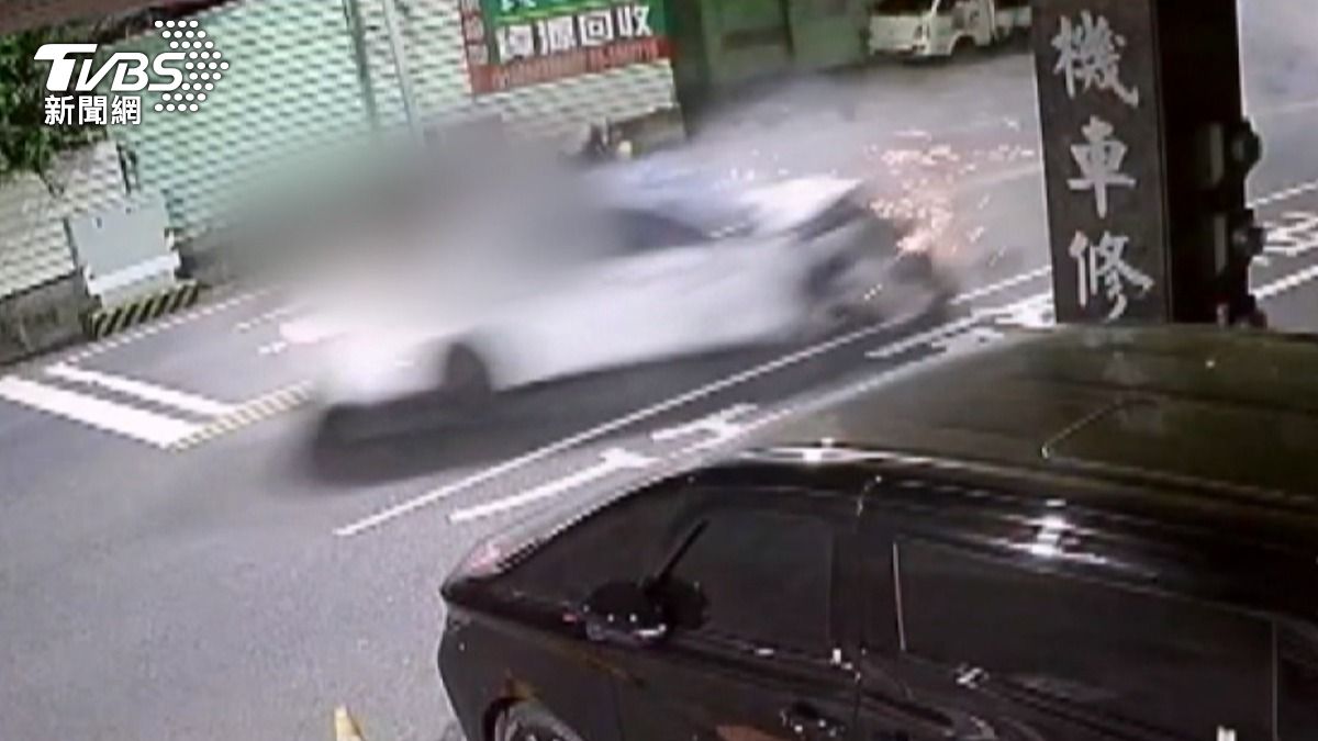 酒店嗨整晚!疑酒駕瑪莎拉蒂撞人,駕駛肇逃還勸女伴:快逃。(圖/TVBS)