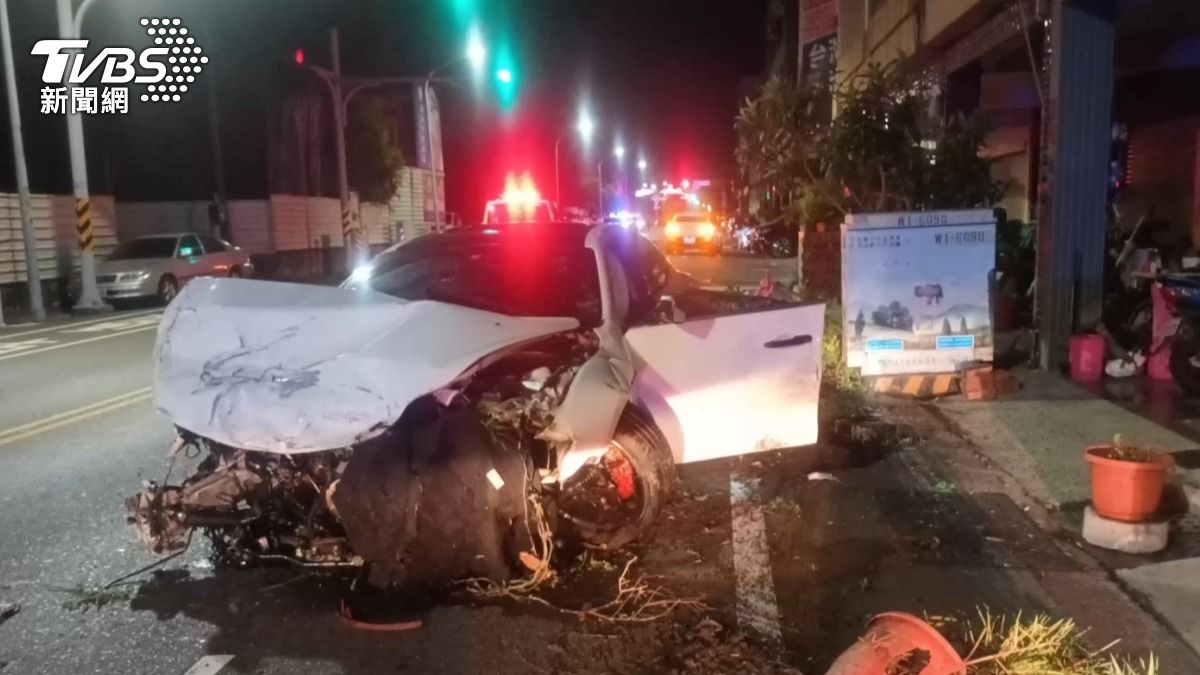 男子疑似酒駕,把名車撞爛,撞了人還不管對方死活,甚至鼓吹乘客跟著一起烙跑。(圖/TVBS)