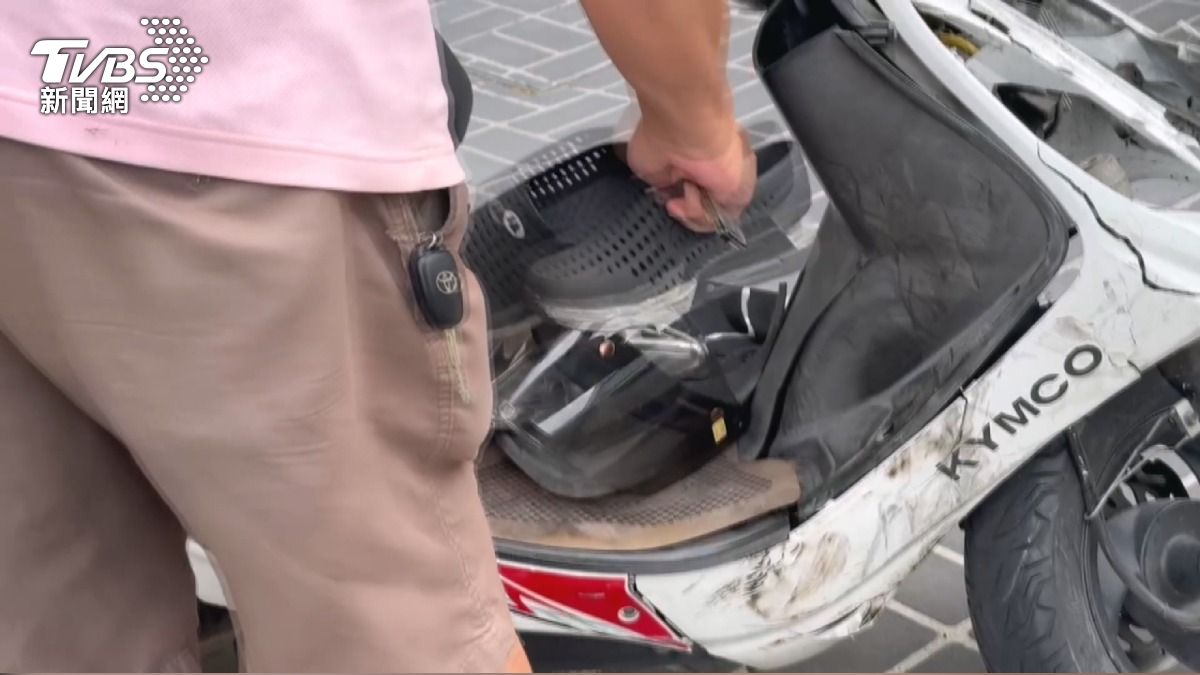 死者的丈夫前來,發現妻子的機車車殼幾乎全毀。(圖/TVBS)