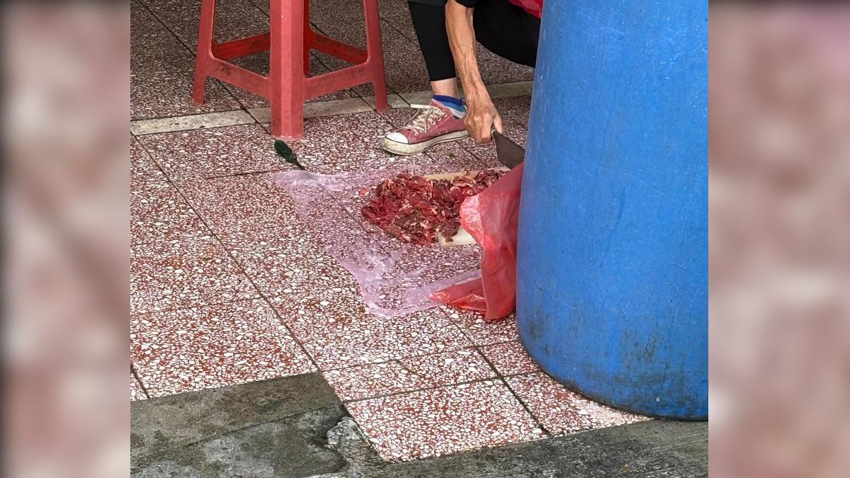 羊肉名店出包!生肉、砧板放地板「分切」,業者認錯道歉。(圖/翻攝Threads @cyun_o3o)