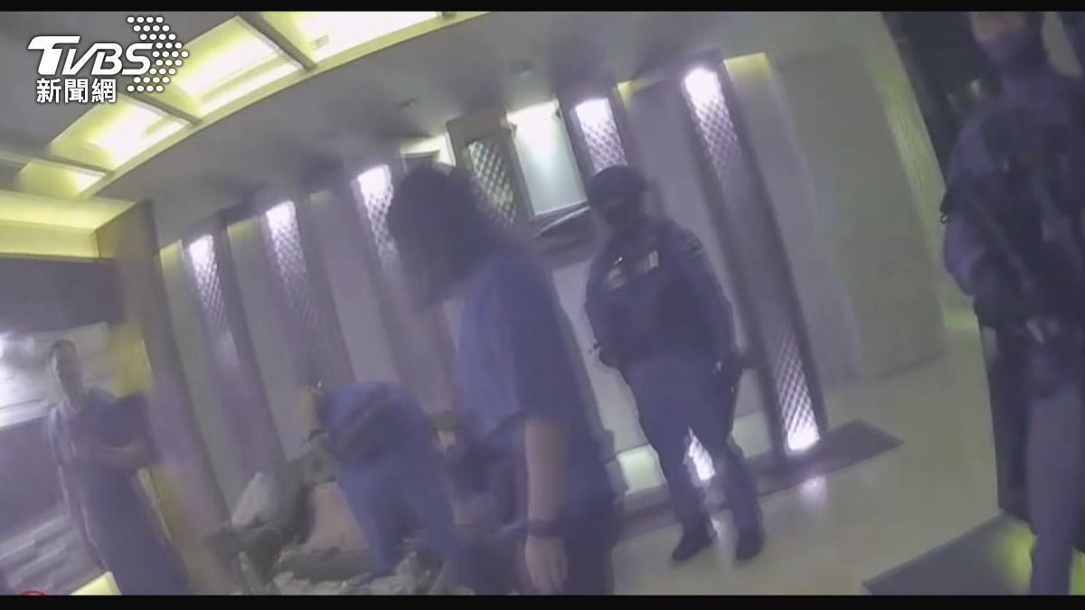 男虐囚女！剃髮餵毒咖啡　警攻堅逮人。(圖／TVBS)