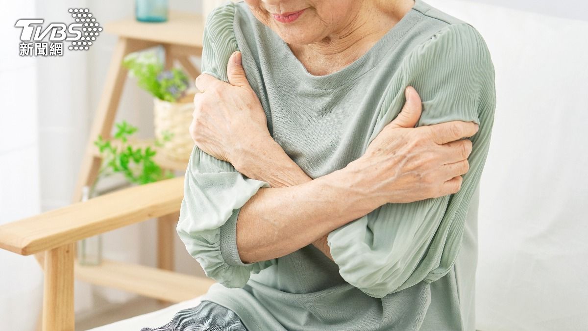家有長輩必看!熟齡族冬季十大常見健康問題 中風恐成「隱形殺手」