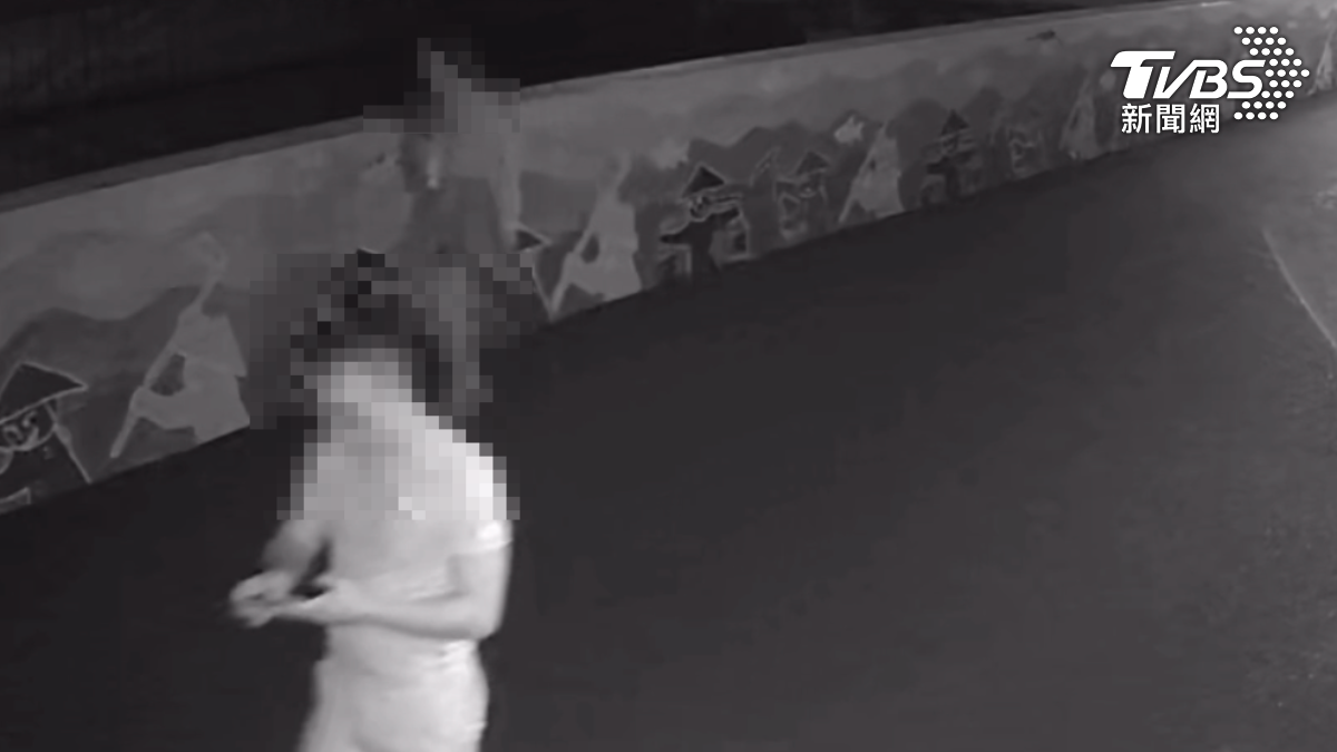 肇事男女緩步離開現場。(圖/民眾提供)