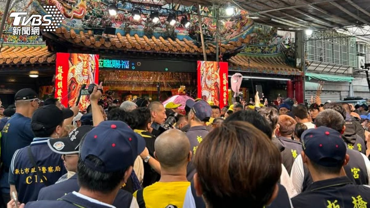 白沙屯媽祖「現身板橋慈惠宮」！粉紅超跑繞新北　上千人擠爆現場