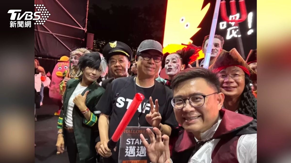 民進黨另外3位參選人，邱議瑩、許智傑和賴瑞隆，緊緊跟在母雞陳其邁旁，爭取曝光度。（圖／TVBS）