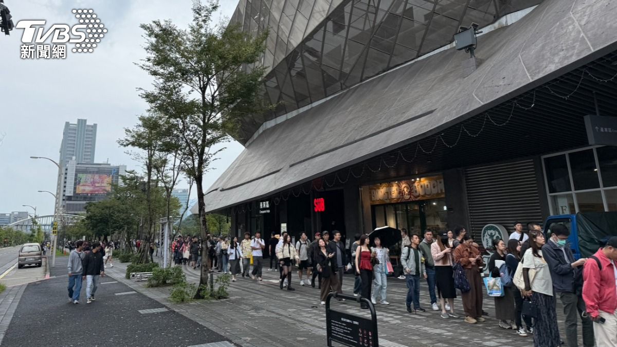 蔡依林粉絲一路排到市民大道。(圖/劉建偉攝)
