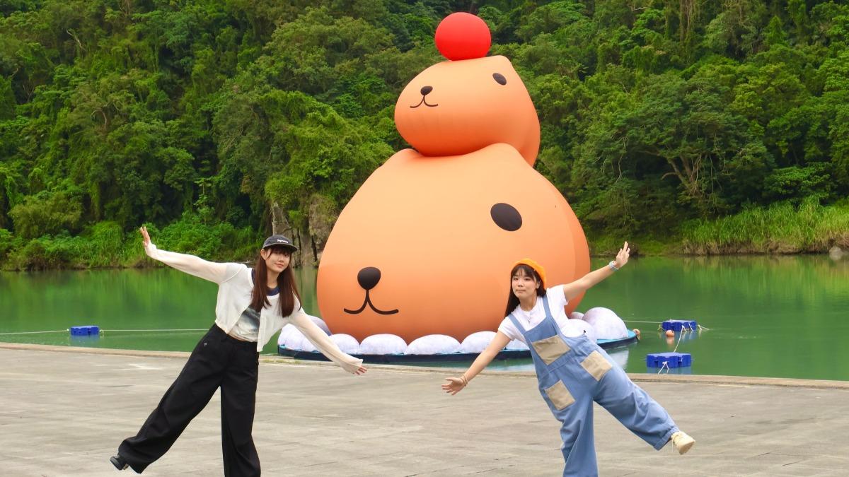 現場與水豚君合影，可至「新北旅客」粉絲專頁參加抽獎活動。（圖／翻攝自新北旅客）